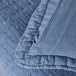 
                    
                      Detalle de funda almohada azul con costura y volante decorativo-
                    
                  