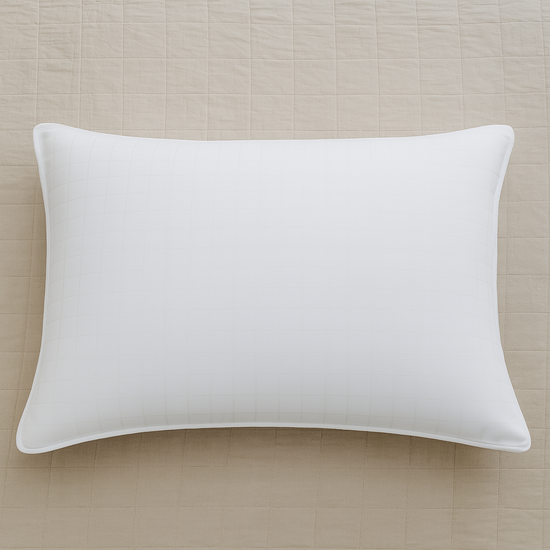 Almohada blanca rectangular con relleno esponjoso sobre fondo beige acolchado-blanco