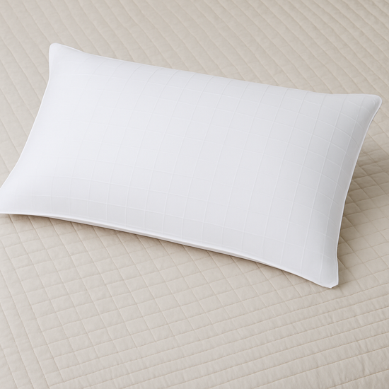 Almohada blanca de hotel sobre colchón acolchado beige-blanco