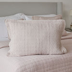 
                    
                      Funda de almohada Cardiff en tonos beige sobre cama con ropa de cama-
                    
                  