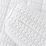
                    
                      Almohada cilíndrica blanco sobre colcha acolchada de textura cuadriculada-blanco
                    
                  