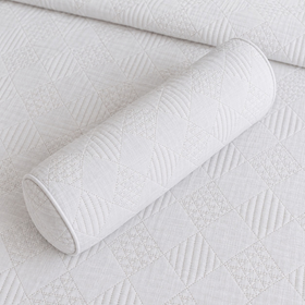 caramelo almohadón redondeado sobre cubrecama leeds con patrón geométrico-blanco
