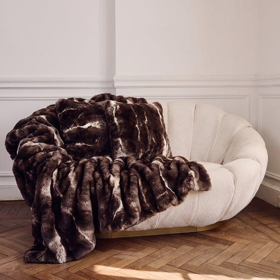 Almohada de peluche gris con estampado de burbujas sobre fondo blanco-chocolate