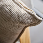 
                    
                      Detalle de textura tejida beige de almohada Agra con ribete cosido-beige
                    
                  