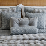 
                    
                      Cama con cubrecama Leicester gris, almohadas decorativas y cabecera rústica-gris
                    
                  