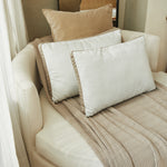
                    
                      Almohada beige Londres con ribete en cómodo sofá crema-beige
                    
                  