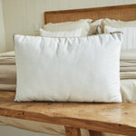 
                    
                      Almohada beige clara sobre banco de madera en dormitorio-beige
                    
                  