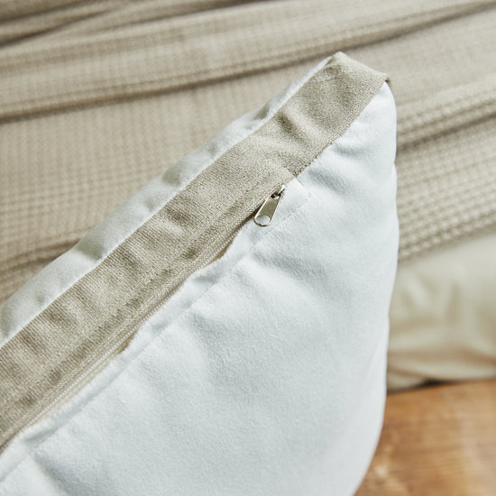 Almohada beige con cremallera de lino y exterior blanco-beige