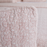 
                    
                      Funda de almohón Leicester 5 con patrón quilted en rosa y blanco-
                    
                  