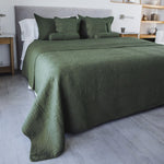 
                    
                      Cubrecama verde Amalfi en cama con almohadas y decoración minimalista-verde
                    
                  