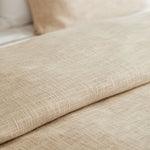 
                    
                      Detalle de tela beige texturizada de funda de edredón Mittal-
                    
                  