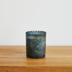 
                    
                      Vela en vaso de vidrio verde oscuro con patrón decorativo grabado-arrayán
                    
                  