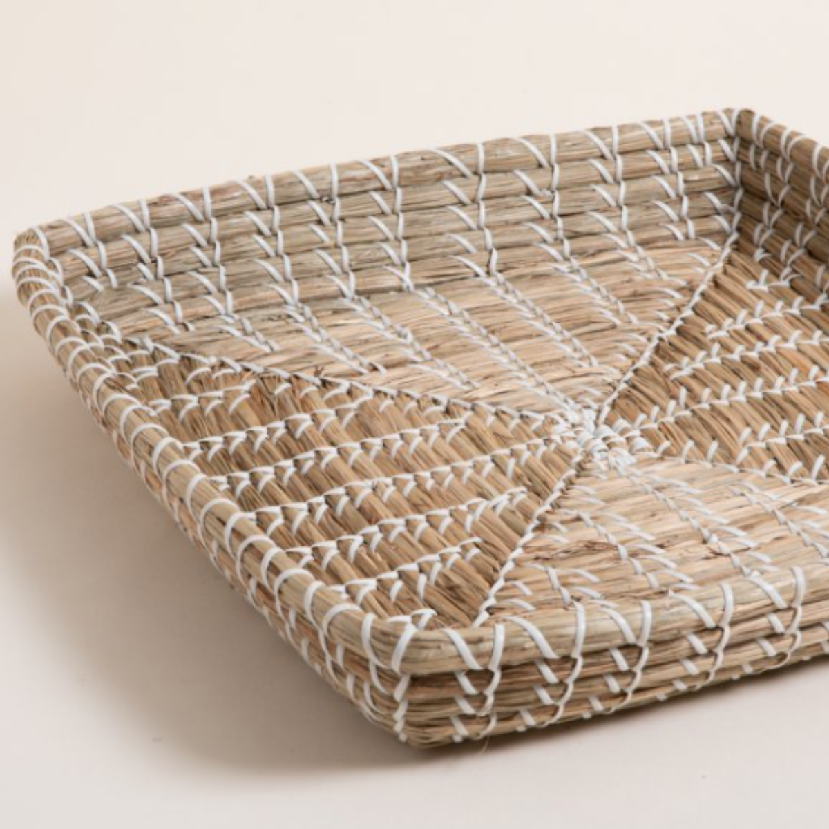 Bandeja rectangular tejida en paja natural con cordel blanco decorativo-natural