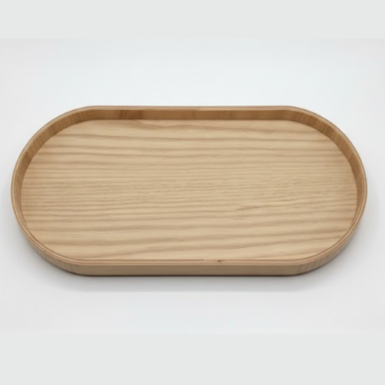 Bandeja de madera clara con bordes redondeados estilo Japandi minimalista-