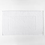 
                    
                      Toalla blanca rectangular con textura puntillada en el centro-
                    
                  