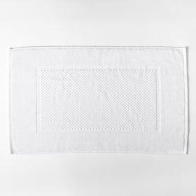 Toalla blanca rectangular con textura puntillada en el centro-