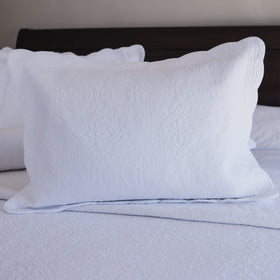 Funda de almohada blanca con volantes en cama con sábanas-blanco