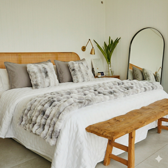 Cubrecama básico gris y blanco con textura acolchada en cama moderna-