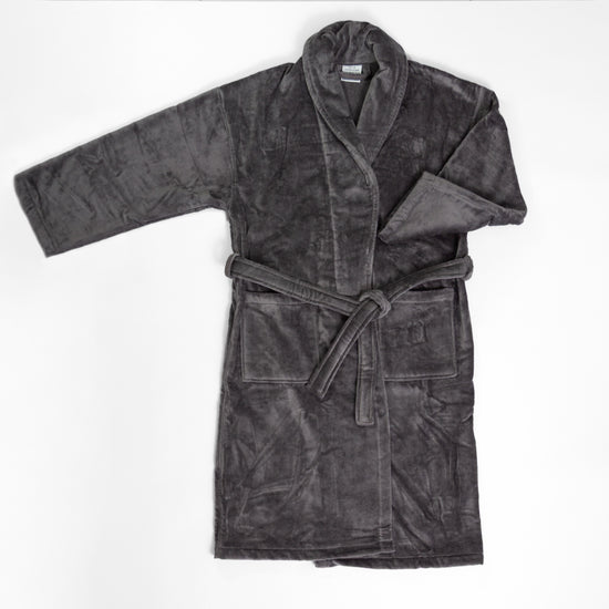 Bata de terciopelo gris oscuro con cinturón y bolsillos delanteros-gris