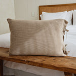 
                    
                      Funda almohada beige con textured en cama madera rústica-
                    
                  