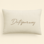 
                    
                      Almohada beige rectangular con texto bordado "Do it your way-beige
                    
                  