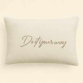 Almohada beige rectangular con texto bordado "Do it your way-beige