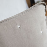 
                    
                      Funda de almohada beige con pespunte y detalle triangular blanco-
                    
                  