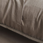 
                    
                      Funda de almohada beige con costura visible y textura lisa-
                    
                  