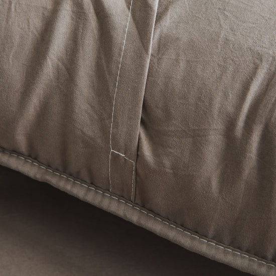 Funda de almohada beige con costura visible y textura lisa-