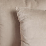 
                    
                      Almohada de color beige con textura de tela suave y natural-
                    
                  