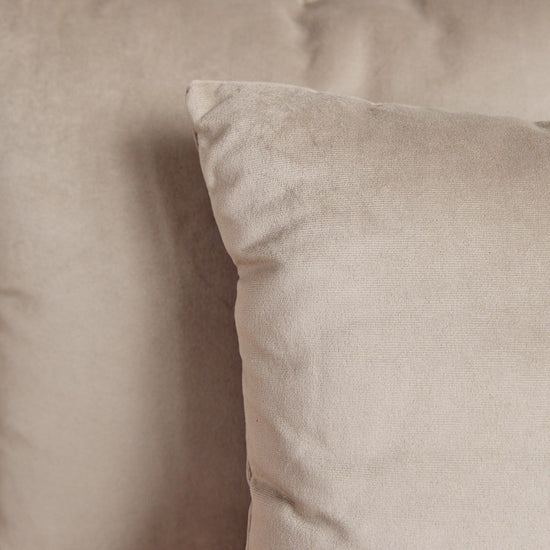 Almohada de color beige con textura de tela suave y natural-