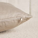 
                    
                      Almohada de lino beige con cremallera plateada y fondo neutro-
                    
                  
