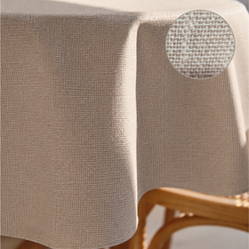Mantel natural sobre mesa con silla y planta decorativa-beige