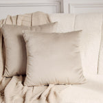 
                    
                      Almohada de color beige sobre sofá gris claro decorativo-
                    
                  