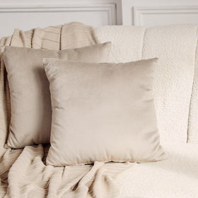 Almohada de color beige sobre sofá gris claro decorativo-