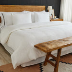 
                    
                      Cama con funda edredón blanca crema y cabecero rattan madera-
                    
                  