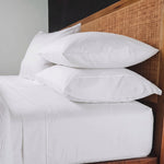 
                    
                      Cama con sábanas blancas de algodón egipcio y dos almohadas-blanco
                    
                  