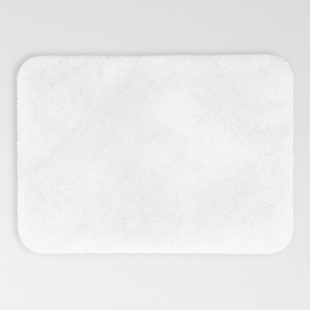 Alfombra blanca rectangular con bordes redondeados sobre fondo gris-blanco