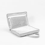 
                    
                      Bolso gris abierto con compartimentos y asa para transporte de bebé-gris
                    
                  