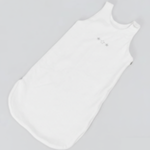
                    
                      Bolsa de dormir blanca para bebé sin mangas sobre fondo gris-
                    
                  
