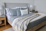 
                    
                      Cubrecama Bradford gris sobre cama con almohadas decorativas a juego-gris
                    
                  