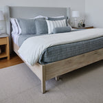 
                    
                      Cubrecama gris Bradford sobre cama con almohadas decorativas a juego-gris
                    
                  