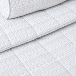 
                    
                      Cubrecama blanco Bradford sobre cama con almohadas decorativas a juego-blanco
                    
                  