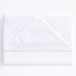 
                    
                      Toalla blanca con capucha triangular y detalle de borderie decorativo-
                    
                  