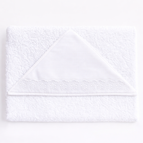 Toalla blanca con capucha triangular y detalle de borderie decorativo-