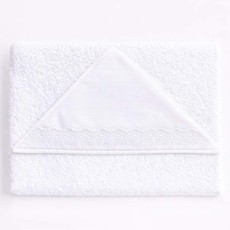 Toalla blanca con capucha triangular y detalle de borderie decorativo-