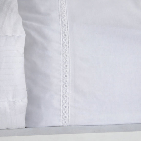 Sábana blanca con cenefa bordada y detalle decorativo-blanco