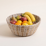 
                    
                      Cesta de mimbre con frutas variadas: manzanas, peras, naranjas y plátanos-natural
                    
                  