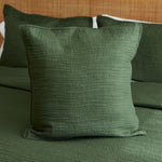 
                    
                      Funda de almohada Girona verde con textura quilted sobre cama-verde
                    
                  