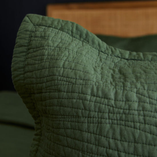 Funda de almohada verde Girona Traditional con textura acolchada y relieve-verde